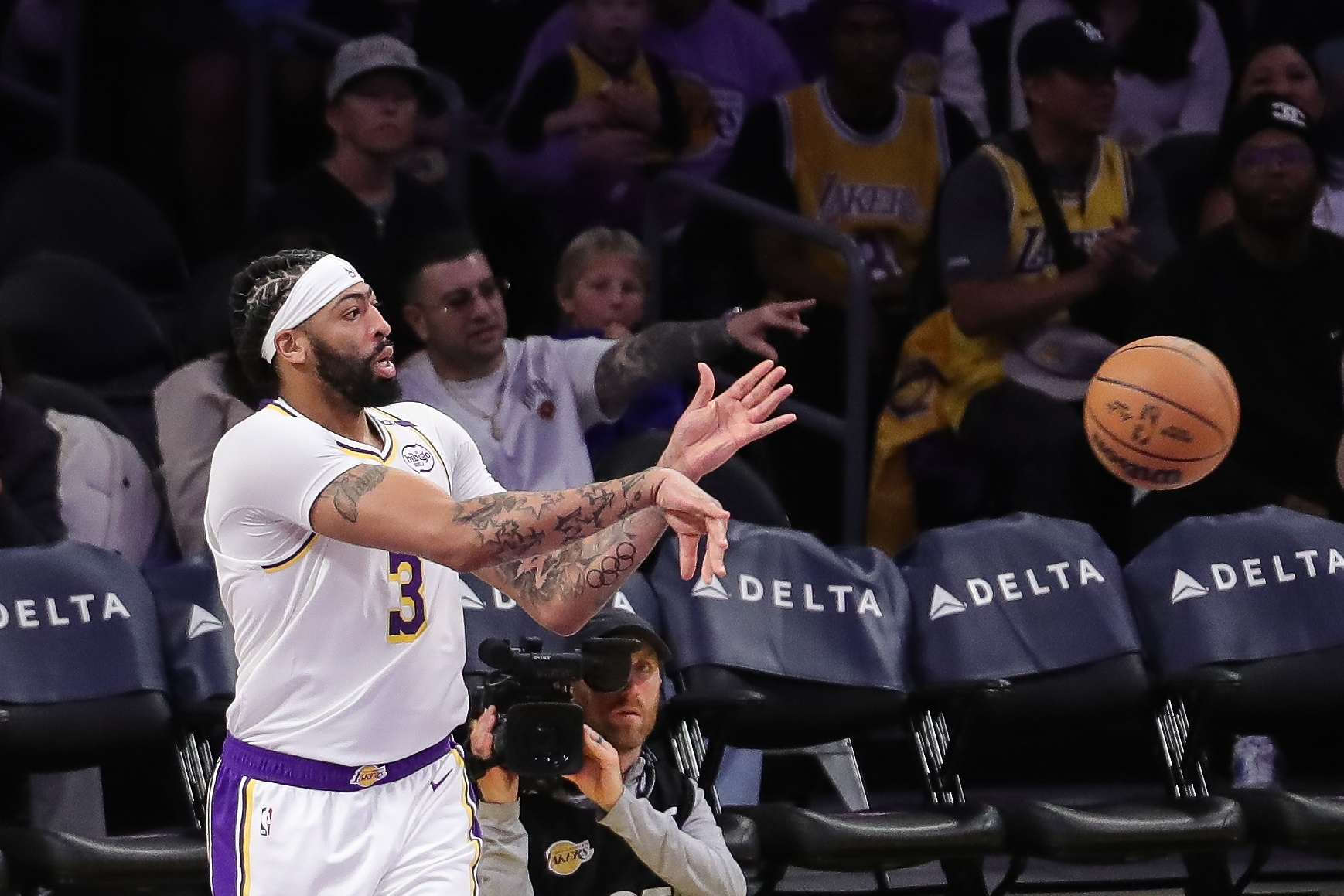 九游娱乐-浓眉哥连续五场比赛得分超过爆冷，湖人不断突破！